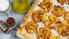 Smashed πατάτες στο air fryer: Τραγανές από έξω, αφράτες μέσα με 3 βασικά υλικά