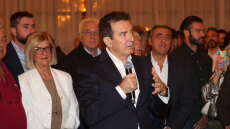 «Ο Τσίπρας, αδιόρθωτος, συνεχίζει τα ψέματα»: Μεγάλη προσέλευση στην πολιτική συγκέντρωση Χρυσοχοΐδη στο Περιστέρι, βίντεο και φωτογραφίες