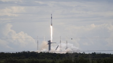 Εκτοξεύτηκε ο πύραυλος της SpaceX που μεταφέρει τέσσερις αστροναύτες στον Διεθνή Διαστημικό Σταθμό, βίντεο