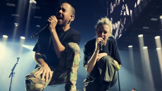 Οι Linkin Park είχαν σκεφτεί να αλλάξουν όνομα μετά τον θάνατο του Τσέστερ Μπένινγκτον: Τελικά, νιώσαμε ότι θα ήταν κάπως ανόητο
