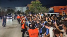 Εθνική ποδοσφαίρου: Αποθέωση στην άφιξη της αποστολής στην Τούμπα, δείτε βίντεο