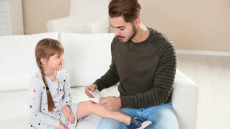 Το παιδί έπεσε και χτύπησε; 4 βήματα για να περιποιηθείτε σωστά μια πληγή – Η πασίγνωστη αλοιφή που κάνει θαύματα!