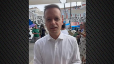 Ο Δούκας πρώτα πήγε σε αντικυβερνητική διαδήλωση για το στεγαστικό στην Ισπανία και μετά βράβευσε τον Σάντσεθ! (βίντεο)