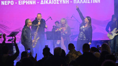 Η Ζωή Κωνσταντοπούλου ανέβηκε στη σκηνή του Θεάτρου Ρεματιάς και τραγούδησε «η ζωή είναι ένα δώρο», δείτε βίντεο