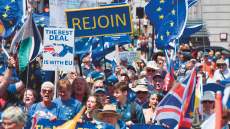 Δέκα χρόνια μετά το Brexit, η Βρετανία ξαναχτυπά την πόρτα που είχε κλείσει με θόρυβο