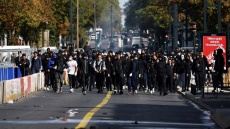 Γαλλία σε αναβρασμό: Έως 500 λύκεια κλειστά μετά τις βίαιες μαθητικές κινητοποιήσεις, χιλιάδες συλλήψεις 