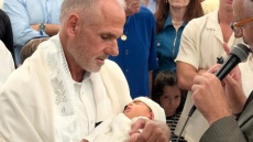 Γονείς Ισραηλινού που δολοφονήθηκε από τη Χαμάς απέκτησαν αγοράκι από ωάριο που είχε καταψυχθεί πριν 25 χρόνια