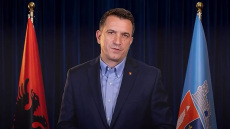 Ο φυλακισμένος δήμαρχος Τιράνων εμφανίστηκε με AI βίντεο και υποσχέθηκε δωρεάν σχολικά γεύματα