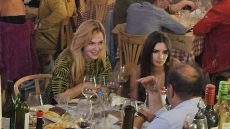 Η Έμιλι Ραταϊκόφσκι και ο Ρομέν Γαβράς γευμάτισαν με τη Ρένα Μόρφη, δείτε εικόνες