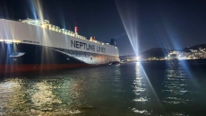 Αποκολλήθηκε το πλοίο «Neptune Ethos» στη Σαλαμίνα, ρυμουλκείται προς το αγκυροβόλιο Ελευσίνας