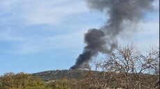 Έσβησε η φωτιά σε αποθήκες του Πολεμικού Ναυτικού στον Μαραθώνα