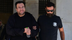 Στον ανακριτή ο Φίλιππος Καμπούρης και η σύζυγός του για το κύκλωμα που εξαπατούσε τον ΕΦΚΑ - «Είμαι αθώος, είναι σκευωρία», είπε φεύγοντας από τη ΓΑΔΑ