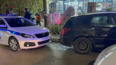 Βίντεο: Επεισοδιακή καταδίωξη αυτοκινήτου στη Θεσσαλονίκη με επτά μετανάστες, ο οδηγός εμβόλισε σταθμευμένα ΙΧ και διέφυγε πεζός