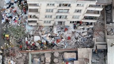 Δύο νεκροί από κατάρρευση πολυκατοικίας σε γειτονιά της Κωνσταντινούπολης, ψάχνουν για εγκλωβισμένους στα συντρίμμια, δείτε βίντεο