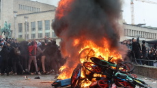 Επεισόδια στις διαδηλώσεις εργατικών συνδικάτων στις Βρυξέλλες: Κουκουλοφόροι έβαλαν φωτιές, συγκρούστηκαν με την αστυνομία