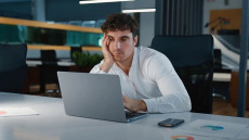 Mήπως έχετε rustout και όχι burnout; Τα σημάδια ότι έχετε «βαλτώσει» στη δουλειά