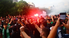 Παναθηναϊκός: Πανζουρλισμός από τον κόσμο των πρασίνων έξω από το ξενοδοχείο της ομάδας πριν το ντέρμπι με τον Ολυμπιακό, βίντεο και φωτογραφίες