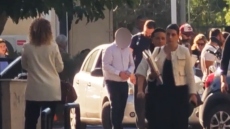 Βίντεο: Στην Ευελπίδων ο 52χρονος γυναικολόγος που κατηγορείται για πορνογραφία ανηλίκων