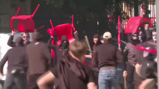 Χάος πριν από το Λεβάντε - Σεβίλλη: Άγριες συμπλοκές μεταξύ οπαδών έξω από το γήπεδο, βίντεο