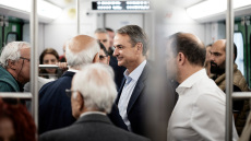 Ο Μητσοτάκης στον Ηλεκτρικό σε δρομολόγιο με τον πρώτο συρμό που εκσυγχρονίστηκε, μίλησε με επιβάτες και τουρίστες, δείτε βίντεο