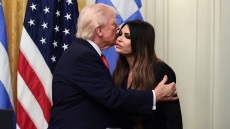 Τραμπ: Η Κίμπερλι Γκιλφόιλ δεν ήταν ποτέ μέλος της οικογένειάς μου, έβγαινε με το γιο μου πριν από πολύ καιρό