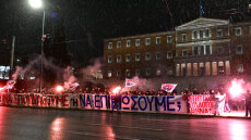 Φοιτητές κατασκηνώνουν στη πλατεία Συντάγματος, ανάρτησαν πανό και άναψαν καπνογόνα: Δείτε βίντεο και φωτογραφίες