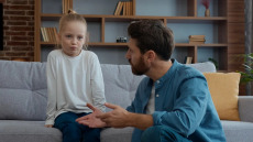8 πολύτιμα tips για να θέσουμε αποτελεσματικά όρια στα παιδιά – «Κλειδί» η σχέση με τον γονιό
