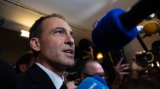 Γκλιξμάν, Μελανσόν και Φιλίπ ισοψηφούν στις δημοσκοπήσεις για τις προεδρικές στη Γαλλία, σταθερά πρώτη η Λεπέν
