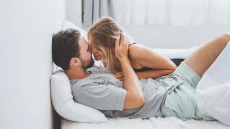 Πεσμένη λίμπιντο; 7 φυσικοί τρόποι που ξυπνούν ξανά την ερωτική επιθυμία
