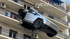 Video: Το νέο Tesla «προσγειώθηκε» σε πολυκατοικία της Αθήνας