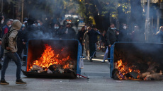 Έκτη ημέρα κινητοποιήσεων και επεισοδίων στα Τίρανα, έσπασαν τα γραφεία του κόμματος του Έντι Ράμα

