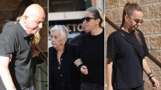 Συγκίνηση στο μνημόσυνο του Γιώργου Μαζωνάκη στη Νίκαια: Με δάκρυα στα μάτια η οικογένειά του, κόσμος χόρευε έξω από την εκκλησία τραγούδια του