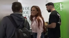 Στο αεροδρόμιο με τον σύντροφό της η Σίσσυ Χρηστίδου: Το ταξίδι στην Κέρκυρα και το βίντεο από το μαγαζί του