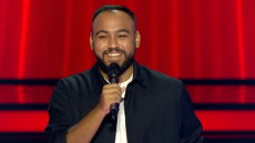 Συγκίνηση στο The Voice με 21χρονο διαγωνιζόμενο, η υιοθεσία και η αναπηρία: «Γλίτωσα την ολική τύφλωση»