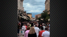 «Θα μείνουν και για τις ελιές»: Οι τουρίστες πλημμυρίζουν ακόμα τους δρόμους των Χανίων, δείτε βίντεο