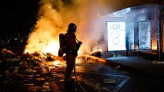 «Οι βάνδαλοι πληρώνουν»: Ο Μακρόν φέρνει νομοσχέδιο που θα υποχρεώνει διαδηλωτές να πληρώνουν για τις ζημιές που προκαλούν