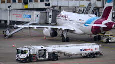Αναστάτωση σε πτήση της Eurowings από Ρόδο προς Ντίσελντορφ: Γιατροί με ολόσωμες στολές προστασίας εξέτασαν επιβάτες για τυχόν κρούσματα νοροϊού