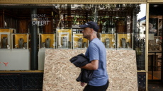 Εξοπλίζονται οι καταστηματάρχες στο Παρίσι: Φόβοι ότι το χάος θα επαναληφθεί στις διαδηλώσεις του Σάββατου
