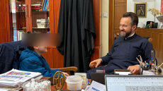 Συγκινεί η κίνηση του 9χρονου Κωνσταντίνου που βγήκε από την παιδοογκολογική του Ιπποκράτειου και έφτιαξε ένα παραμύθι από τις επισκέψεις ιερέα στο νοσοκομείο