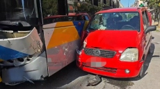 Τροχαίο ατύχημα με λεωφορείο και αυτοκίνητο στην Καλλιθέα, δείτε βίντεο