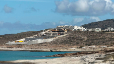 Μήλος: Νόμιμη η αδειοδότηση του Domes White Coast με το τότε καθεστώς, απαντά η V Tourism στο πόρισμα της Αρχής Διαφάνειας