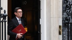 Ο Μπέρναμ θέλει να δει τη Βρετανία να επιστρέφει στην ΕΕ, αν και όχι άμεσα
