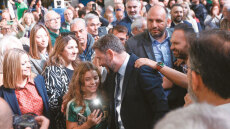 Το στοίχημα των Χριστουγέννων για το ΠΑΣΟΚ: Επιχείρηση εκλογικής ετοιμότητας με περιοδείες, μεταγραφές και ψηφοδέλτια