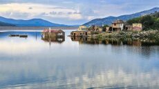 Γεμίζει το φράγμα Αποσελέμη στην Κρήτη, «βυθίζεται» η εκκλησία στο Σφεντύλι
