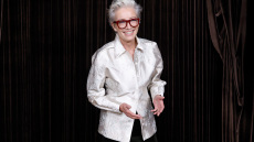 Emma Thompson: Το «frosted» hair look που κάνει τα γκρίζα μαλλιά την πιο κομψή τάση του χειμώνα
