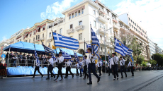 Θεσσαλονίκη: 22 δημόσια και ιδιωτικά σχολεία παρέλασαν στο κέντρο της πόλης, δείτε βίντεο