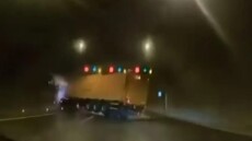 Τρομακτικό τροχαίο στην Σμύρνη: Νταλίκα ξέφυγε από την πορεία της και προσέκρουσε στο τοιχίο σήραγγας, δείτε βίντεο