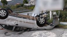 Σοβαρό τροχαίο στην Αλμυρή Κορινθίας, αυτοκίνητο προσέκρουσε στις μπάρες και αναποδογύρισε