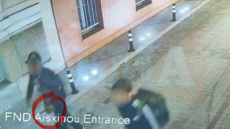 Έκρηξη στην Πλάκα: Βίντεο με τους δράστες να ψάχνουν πόρτα πόρτα πού να μπουν για να κάνουν πλιάτσικο, η φωτογραφία που τους «έκαψε»
