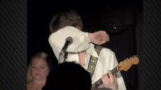 Κρουζ Μπέκαμ: Η συγκινητική ερμηνεία  για τη «ραγισμένη καρδιά» της μητέρας του σε συναυλία του
